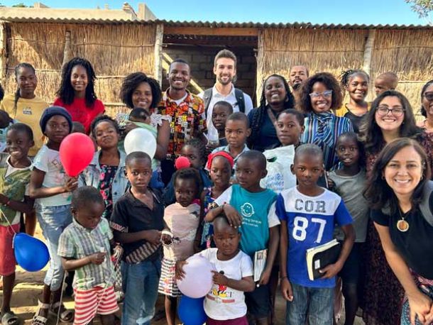 Extrañas se convierten en hermanas